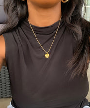Load image into Gallery viewer, Sand dollar gold necklace
